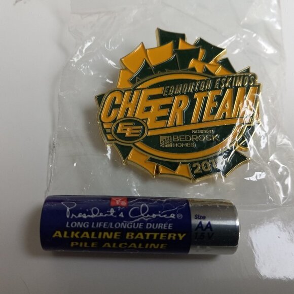 Edmonton Eskimos Cheer Team Lapel Pin Large 2019 CFL Football Discontinued - Picture 4 of 5